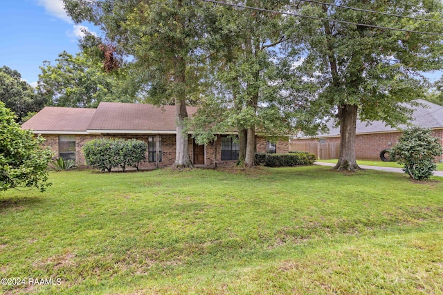 view of front of property featuring a front yard