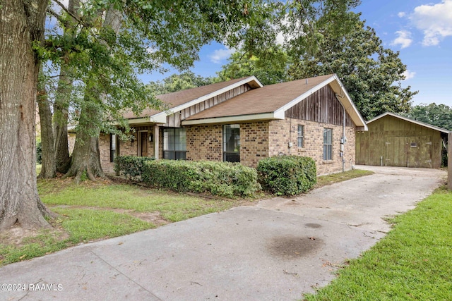 view of front of house with a front lawn