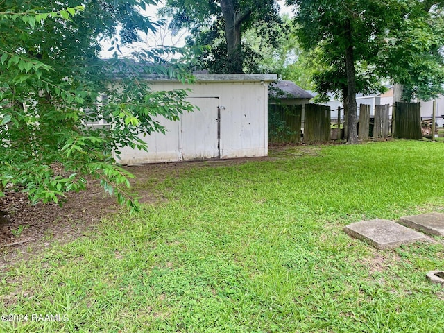 view of yard featuring a shed