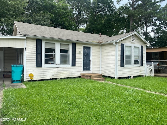 view of front facade featuring a front lawn