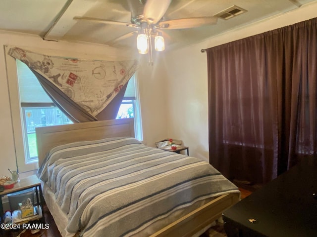 bedroom featuring ceiling fan