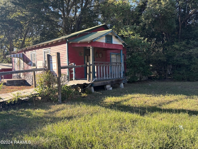 view of front of property featuring a front lawn