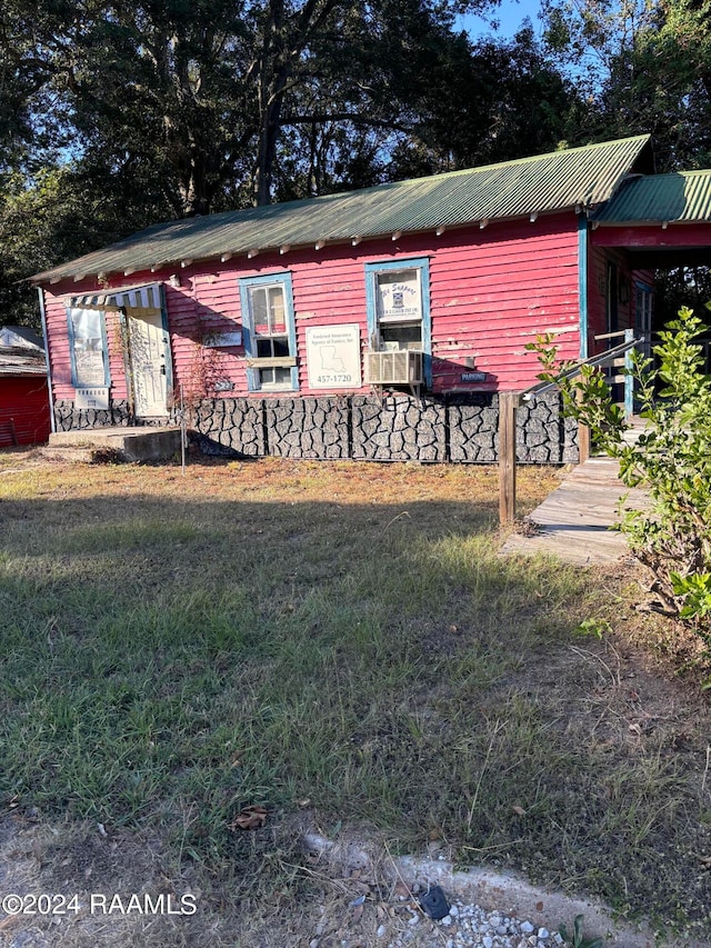 view of front of home featuring a front yard