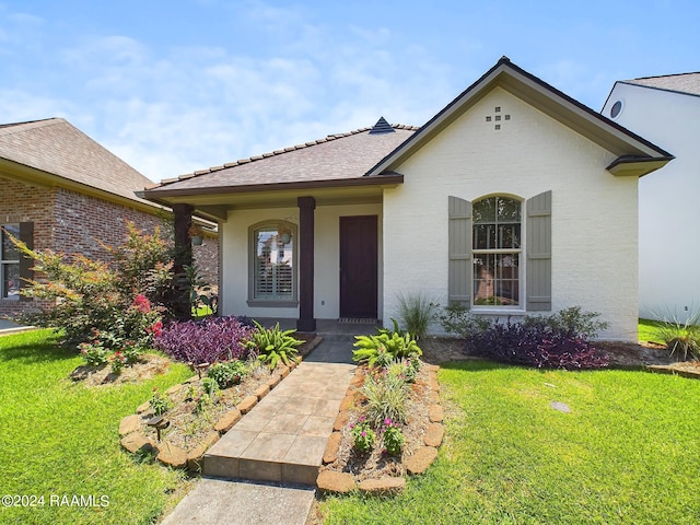 view of front of house with a front lawn