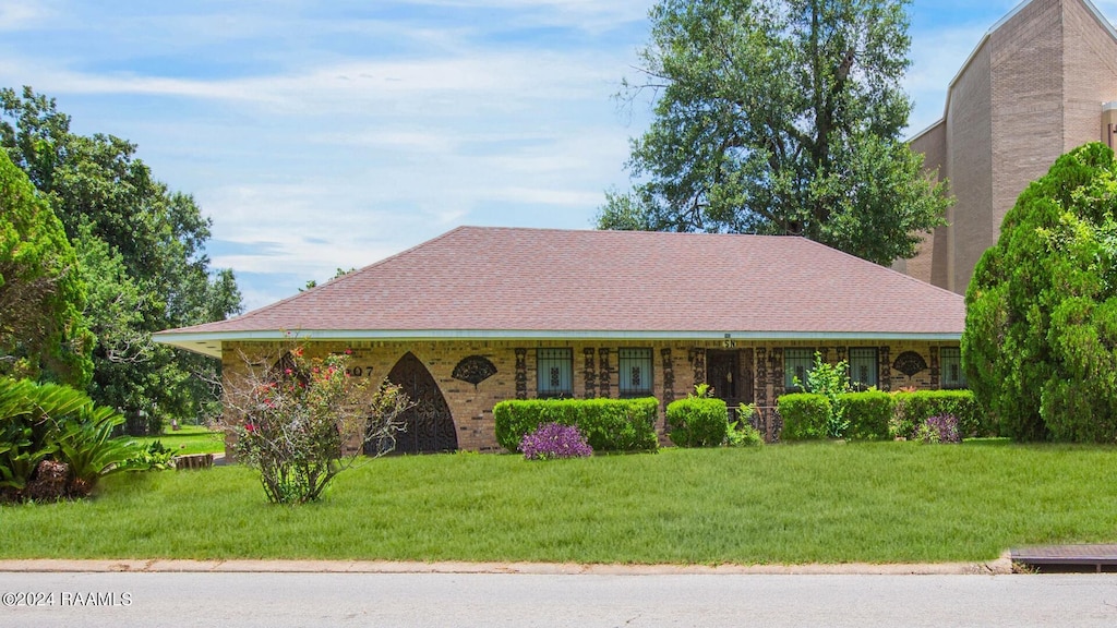 1907 E Simcoe St, Lafayette, LA 70501 - single story home featuring a front yard