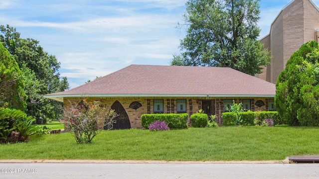 single story home featuring a front yard