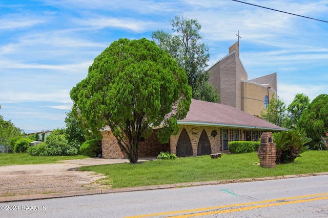 view of front of home featuring a front lawn