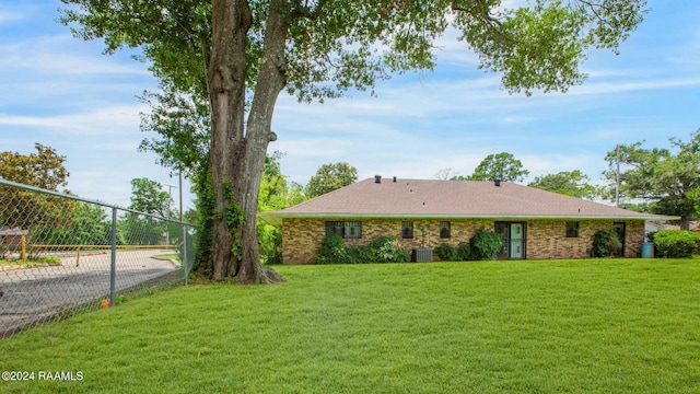 view of front of house featuring a front yard