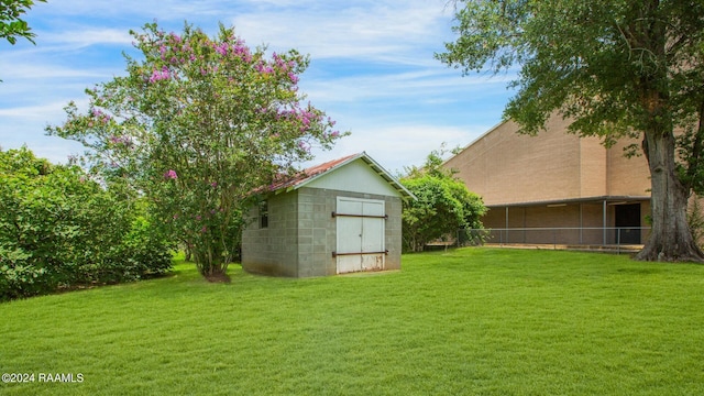 view of yard featuring a shed