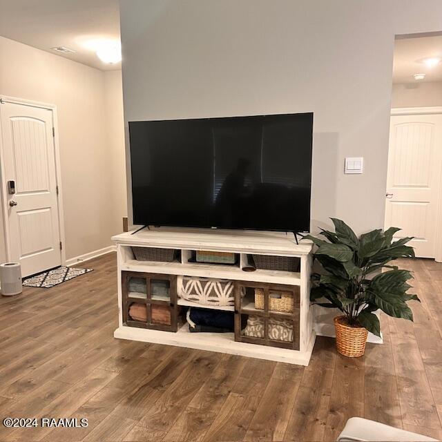 details featuring hardwood / wood-style floors