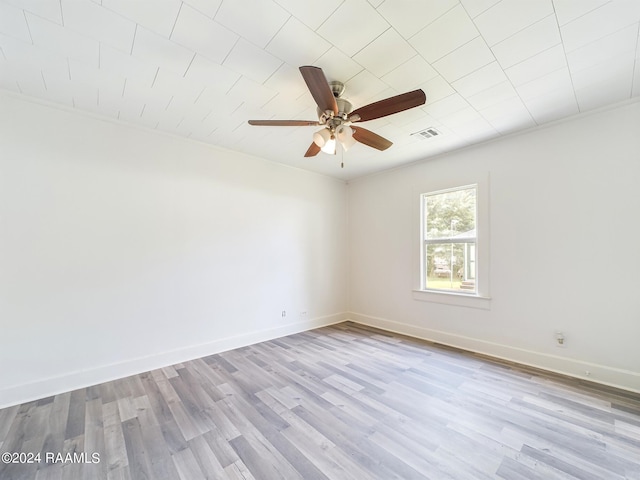 unfurnished room with wood-type flooring and ceiling fan