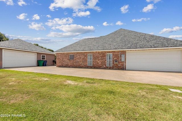 view of front of property featuring a garage and a front lawn