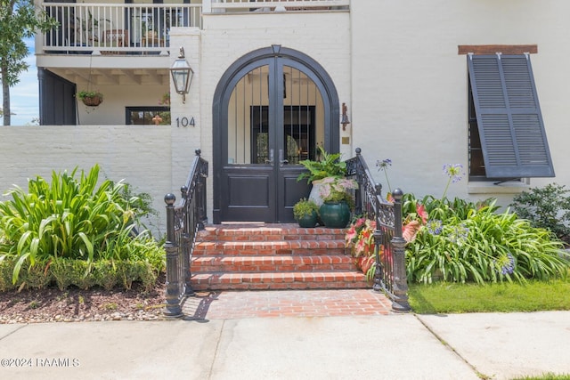 entrance to property featuring a balcony