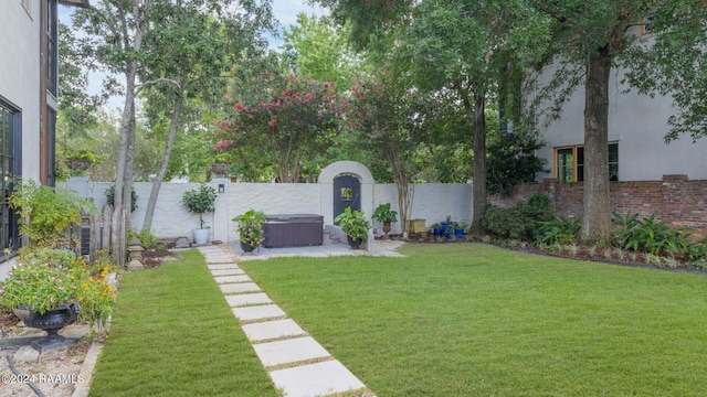 view of yard featuring a hot tub