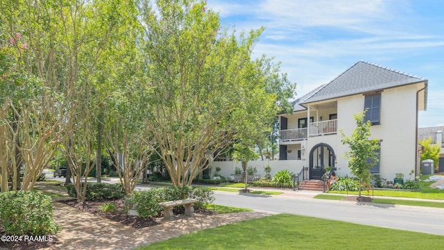 view of property's community featuring a yard