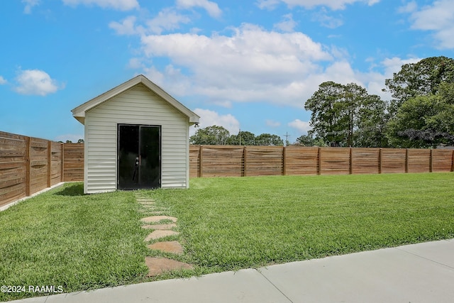 view of yard with a storage unit