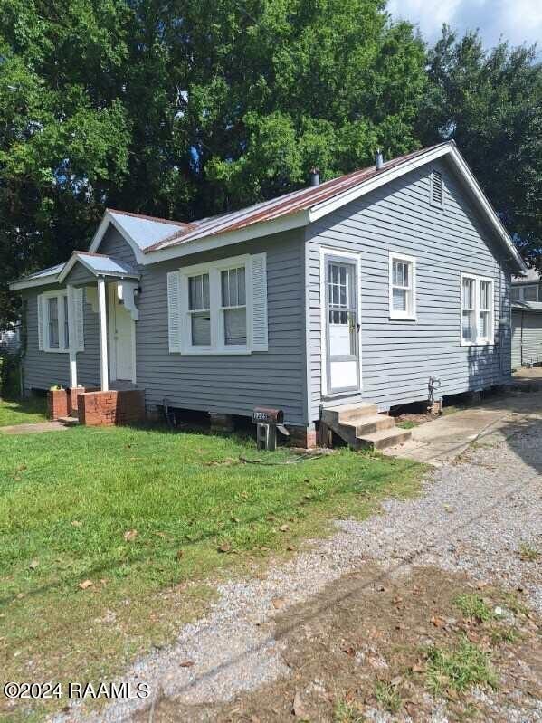 1225 W S St, Opelousas, LA 70570 - view of front facade with a front yard