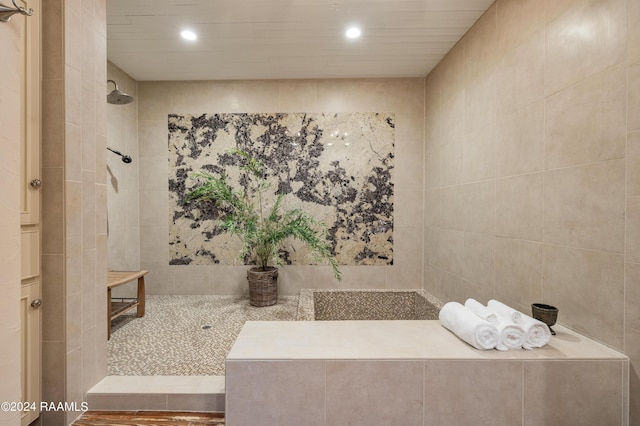 full bath with tiled shower and recessed lighting