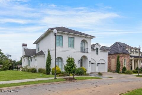 view of front of property featuring a front yard