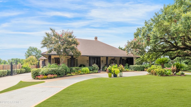 view of front of house featuring a front lawn