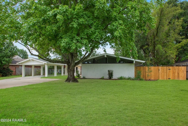 view of front of house featuring a front yard