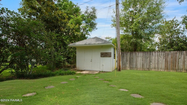 view of yard featuring a storage shed