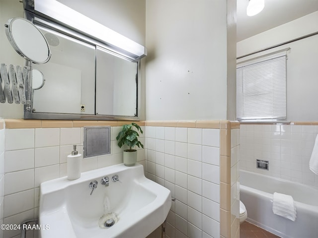 903 Myrtle Pl, Lafayette, LA 70506 - bathroom featuring tile walls, a bath, a sink, and a wainscoted wall