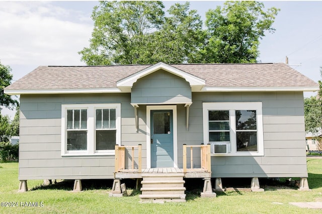 view of front facade with a front yard