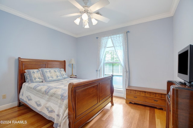 bedroom featuring ceiling fan, crown molding, and light hardwood / wood-style floors