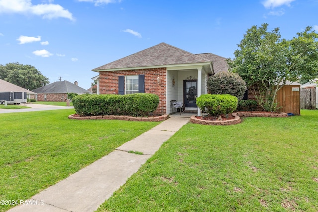 view of front of property featuring a front lawn