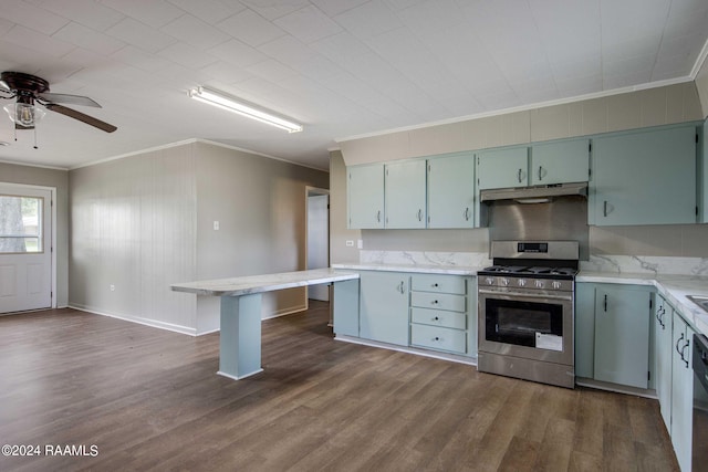 kitchen featuring dark hardwood / wood-style floors, ceiling fan, ornamental molding, and stainless steel range with gas stovetop