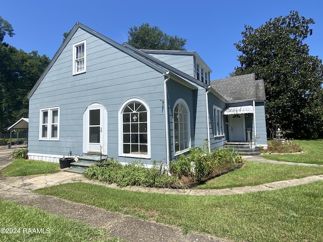 view of front of property featuring a front lawn