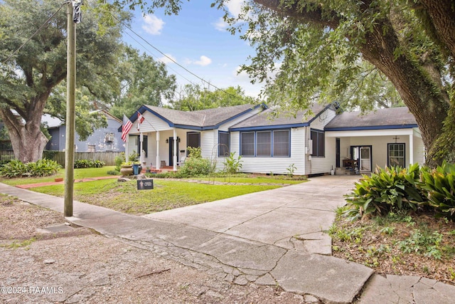 ranch-style home with a front lawn