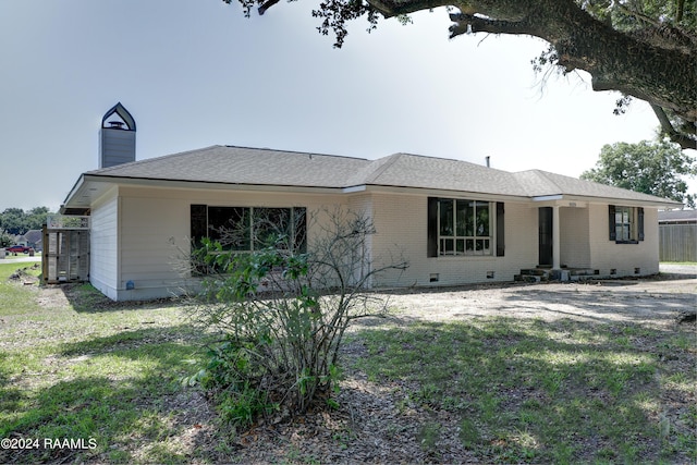 view of front of home featuring a front yard