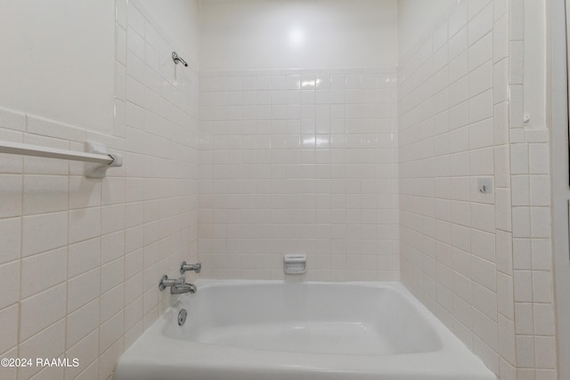 bathroom with tiled shower / bath