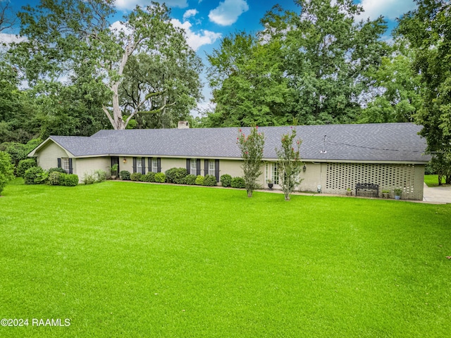 ranch-style home featuring a front lawn