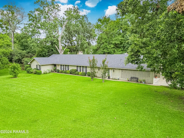 ranch-style house featuring a front yard