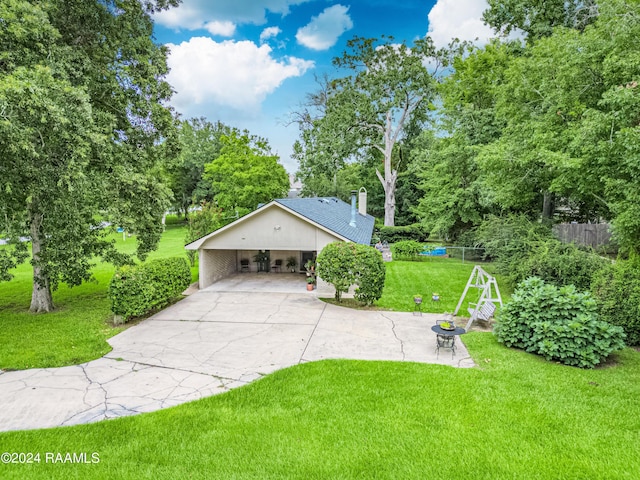 view of front of property featuring a garage and a front yard