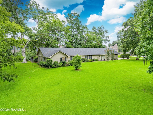 view of front of property featuring a front yard