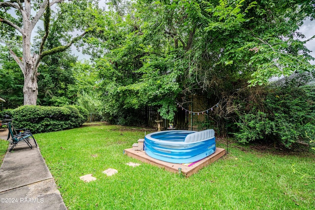 view of yard with a swimming pool