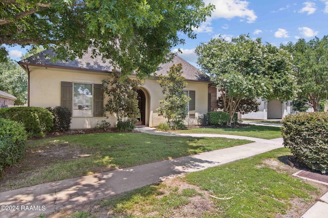 view of front of property with a front lawn