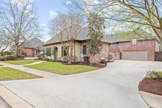 view of front of house with fence, roof with shingles, a front yard, stucco siding, and driveway