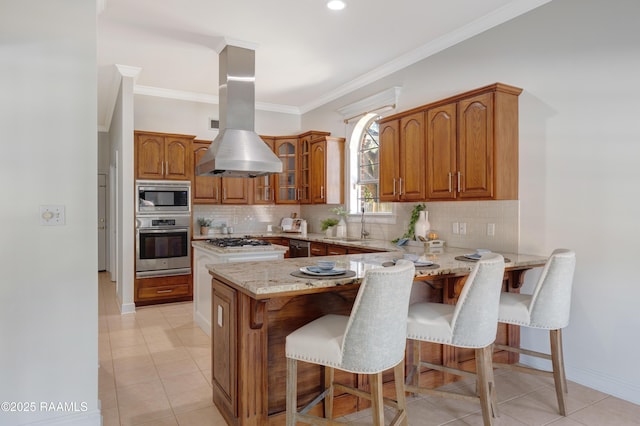 kitchen featuring stainless steel appliances, kitchen peninsula, and a kitchen bar