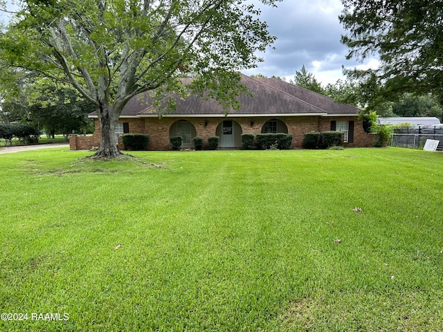 ranch-style home with a front yard