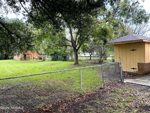 view of yard featuring a storage shed