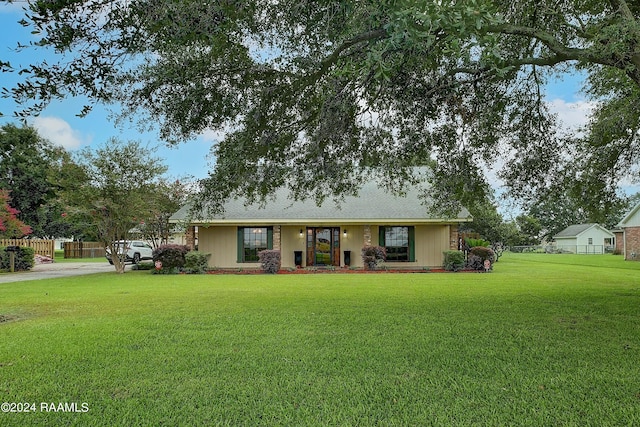 ranch-style house featuring a front yard