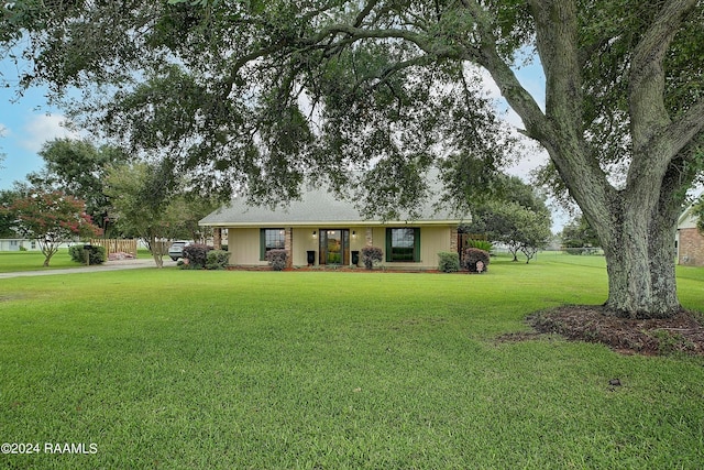 single story home featuring a front yard