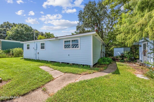 exterior space featuring a front yard