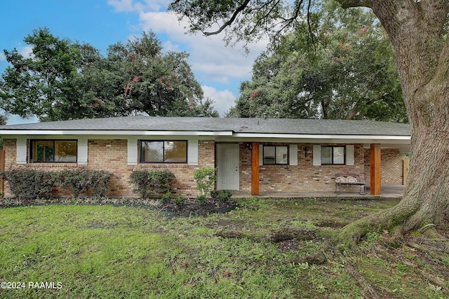 ranch-style house featuring a front lawn