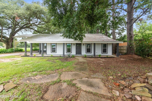 ranch-style house with covered porch and a front yard